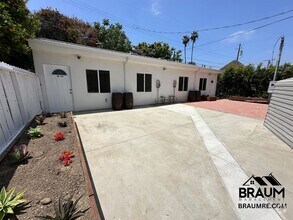 Building Photo - 1109 La Peer Dr