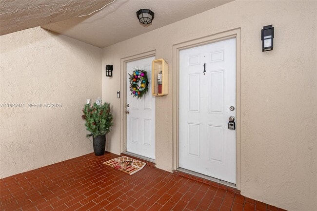 Foto del edificio - 1771 W 58th St