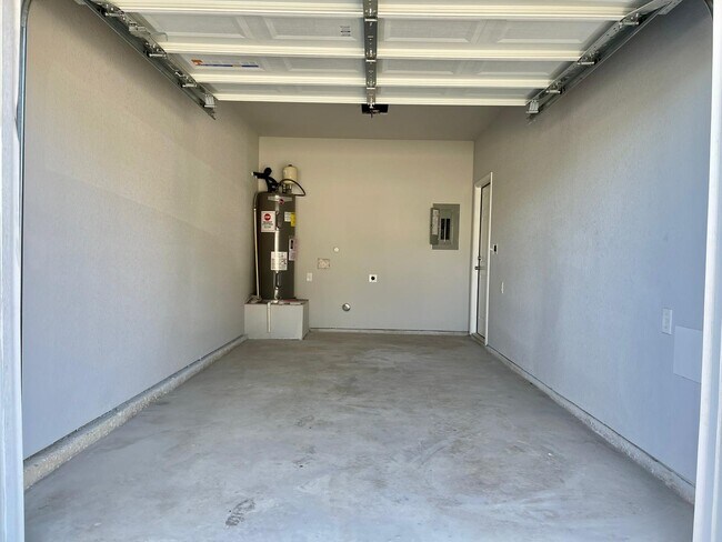 Building Photo - 6934 Crestway Rd