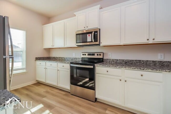 Building Photo - 10450 Sweetwater Creek Dr