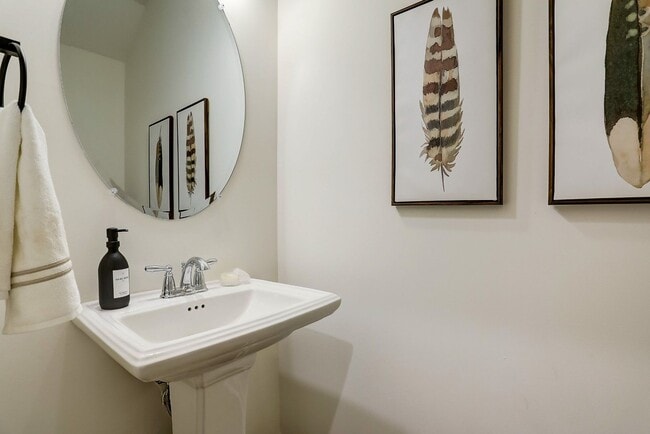 Building Photo - AVAILABLE JULY 1ST. 3 BD 2 1/2 BATH NEW TO...