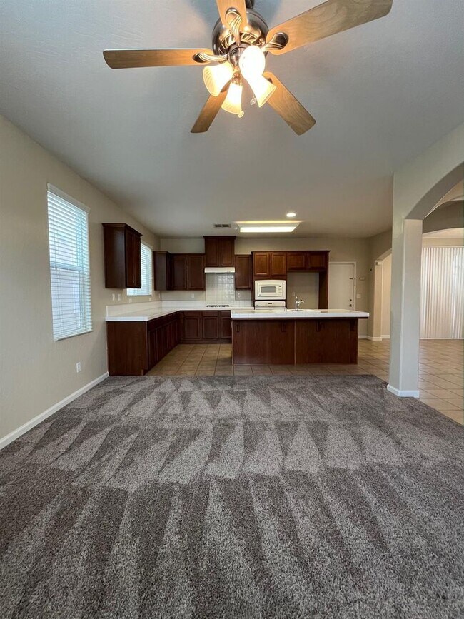 Foto del edificio - 4 Bedroom NW Fresno Home for Lease