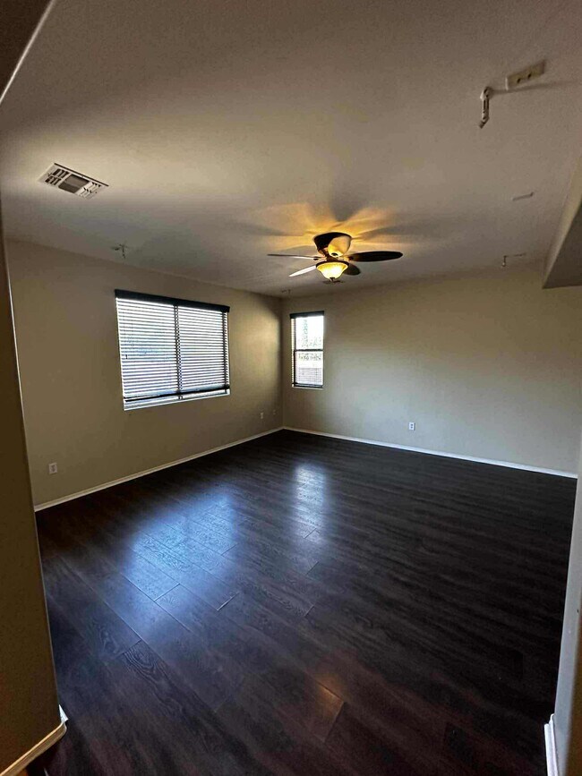 Building Photo - 1120 E Mt Shibell Dr