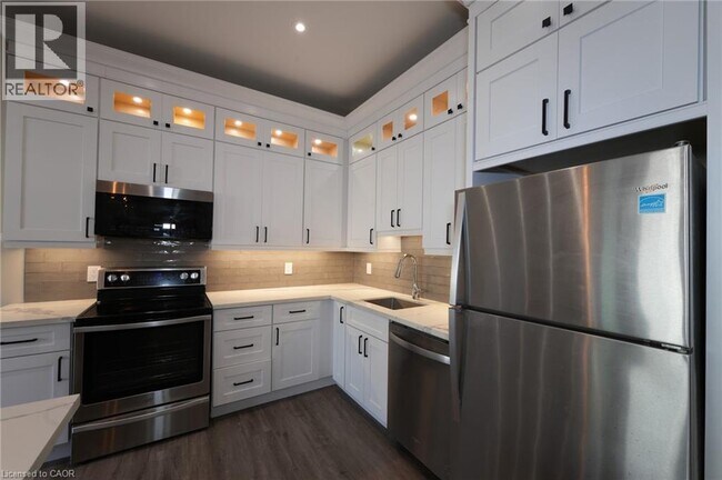 Building Photo - 145 Wellington St N