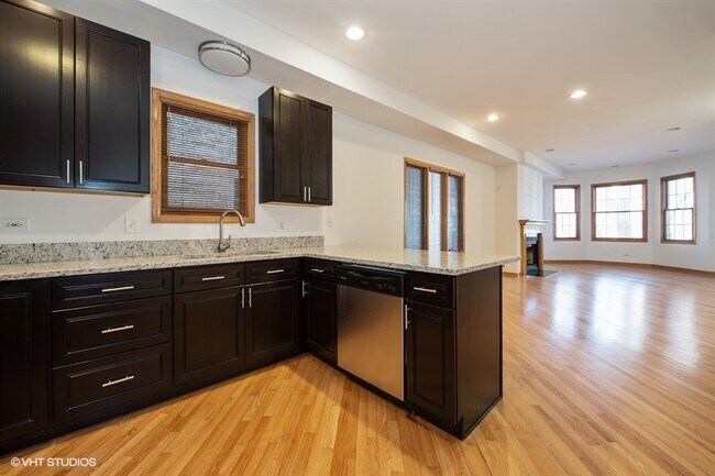 Building Photo - 623 W Briar Plz