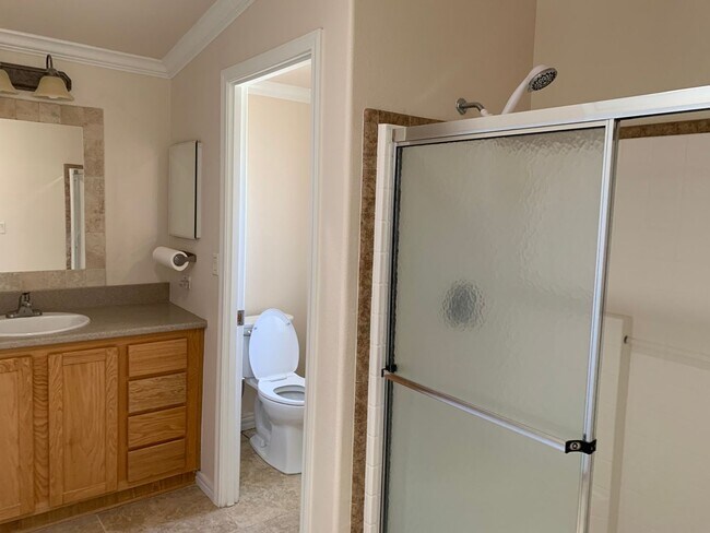 Foto del edificio - MOVE-IN READY!