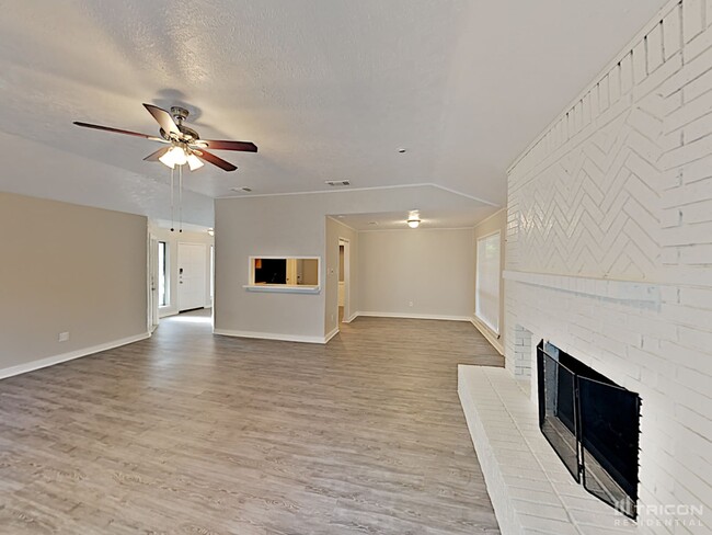 Building Photo - 120 WoodCrest Dr