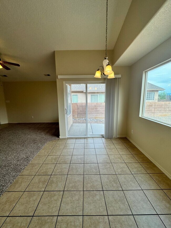 Foto del edificio - 3 bed 2 bath home in Huning Ranch New Pain...