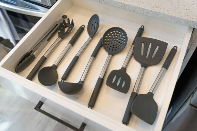 Photo du bâtiment - 15803-15897 97 Ave NW