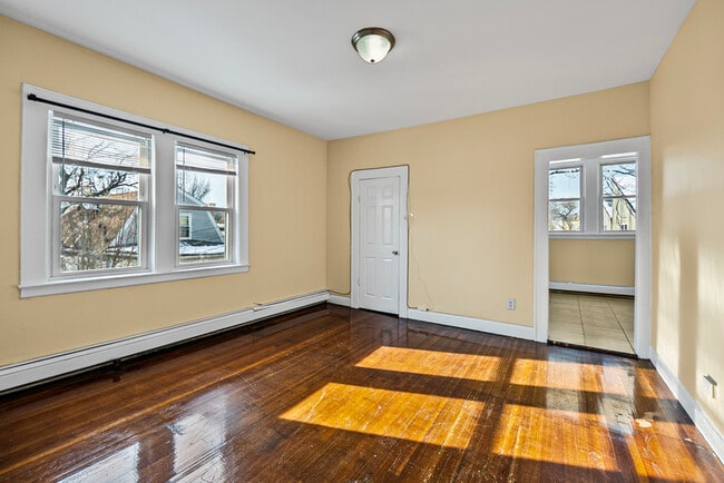 Building Photo - 393 Seymour Ave