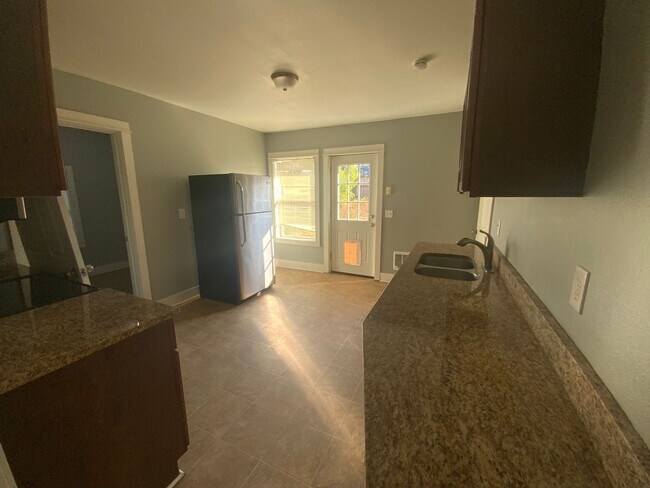 Building Photo - *** NEW RENT SPECIAL - $750 OFF FIRST MONT...
