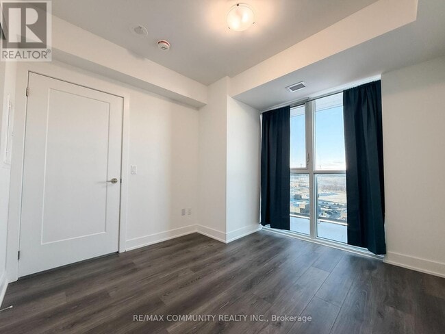 Photo du bâtiment - 2545 Simcoe St N