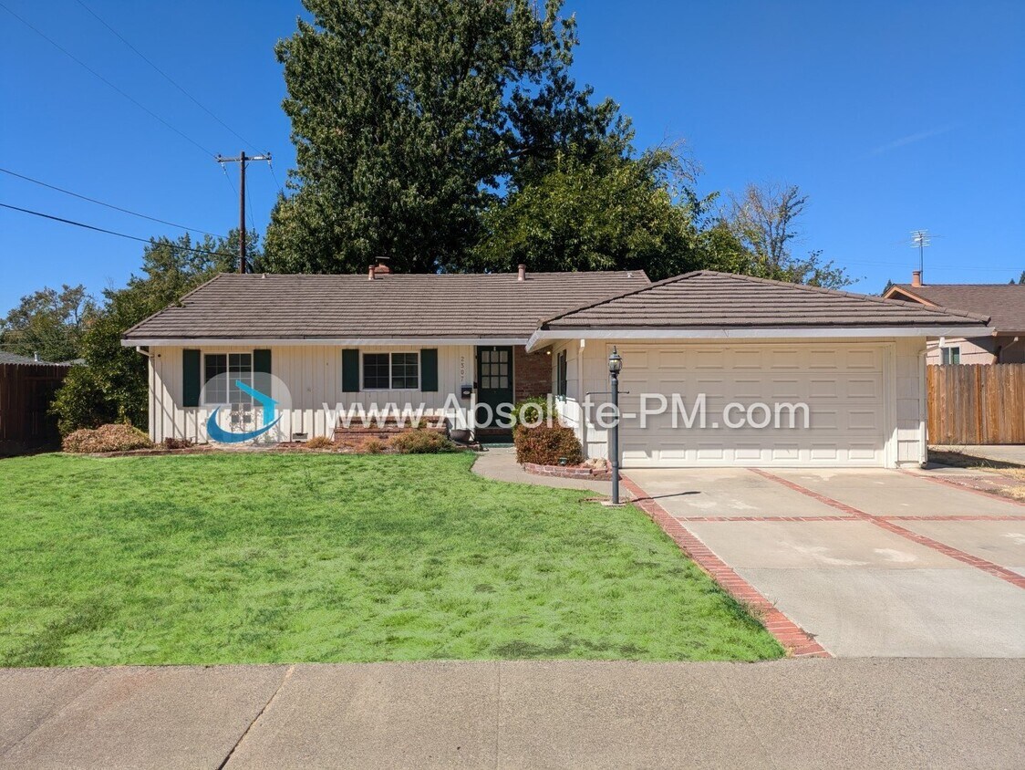 Foto principal - Amazing 3 Bed / 2 Bath Home in the Desirab...