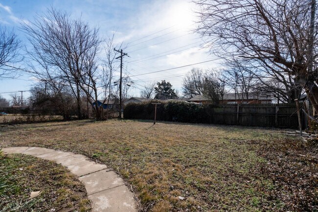 Building Photo - Cute Tulsa Home Available Now! 3 bedrooms ...