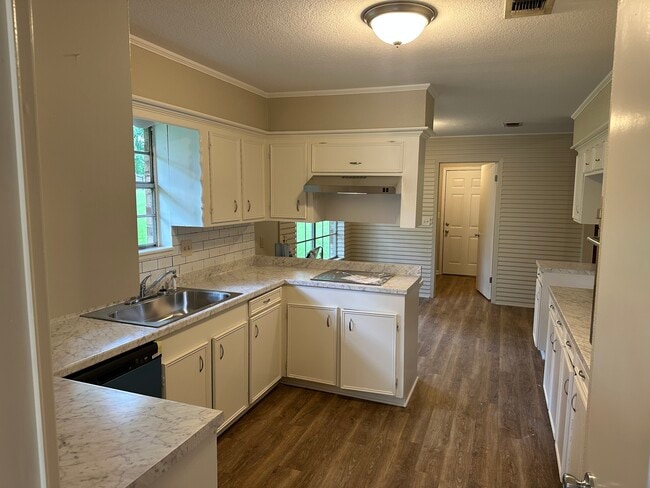 Building Photo - 6 Trailwood Ct