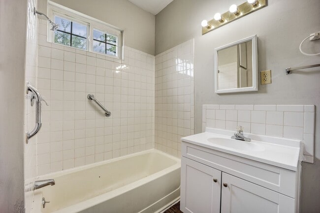 Building Photo - Freshly Updated 3 Bedroom House
