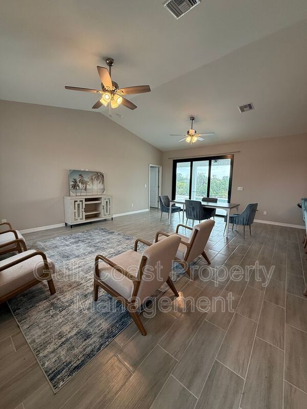 Foto del edificio - 2609 NE 5th Pl