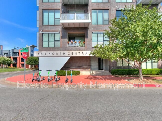 Foto del edificio - 444 N Central Ave