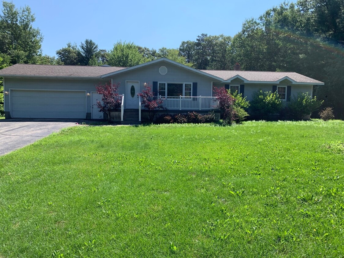 Front yard - N2092 Schacht Rd