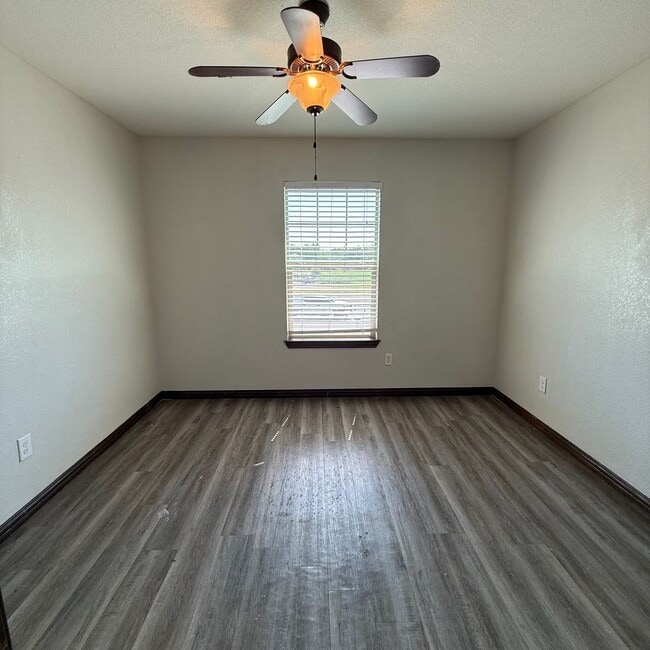 Building Photo - $500 Off 1st Full Month!* All Utilities In...