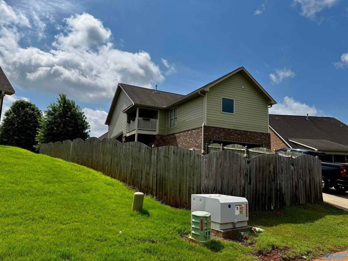Building Photo - 7605 NW Ashor Dr