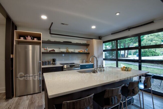 Foto del edificio - 3945 Rockfern Rd