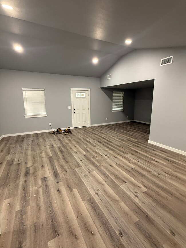 Foto del edificio - 5090 E Huntsville Rd