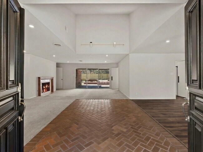 Foto del edificio - 365 Piney Point Rd
