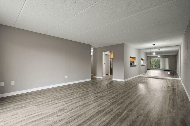 Foto del edificio - 10411 Cedar Lk Rd S