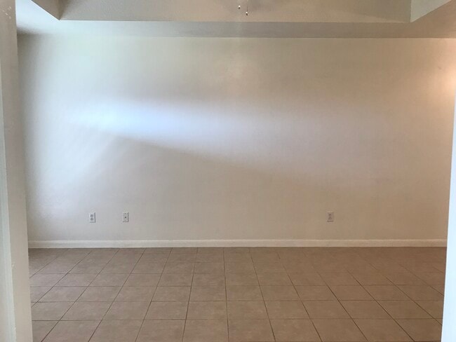 Building Photo - 907 Camellia Ct