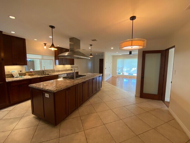 Foto del edificio - Fireplace! 1 Car Garage! Double Stainless Steel Oven! HUGE Enclosed Yard! Remodeled!