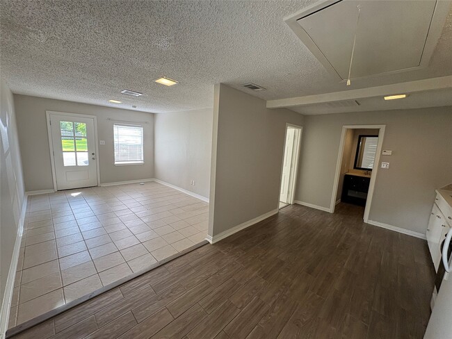 Building Photo - 400 S Poplar St