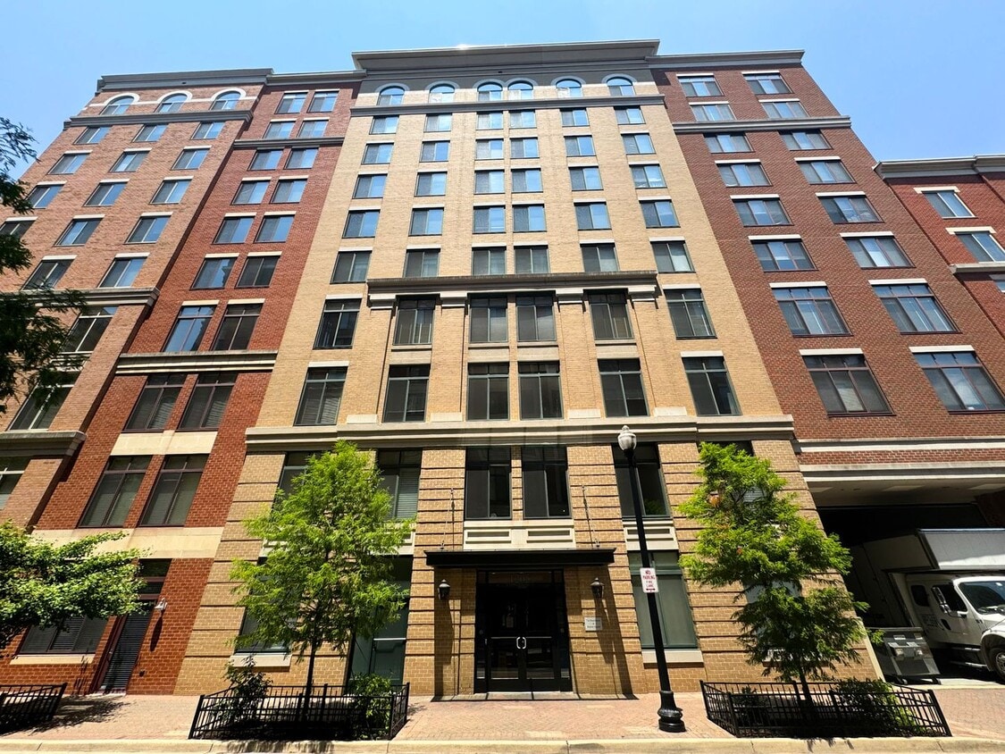 Primary Photo - Luxurious 2 Bed 2 Bath Condo In Station Sq...