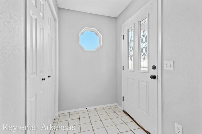 Building Photo - 3 br, 2 bath House - 2910 NE 12th St