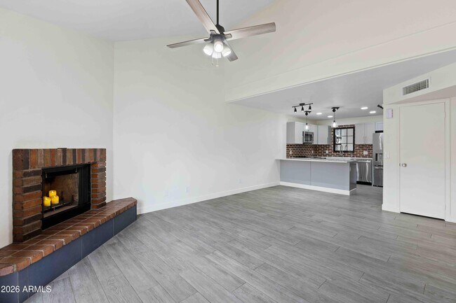 Foto del edificio - 2118 E Center Ln
