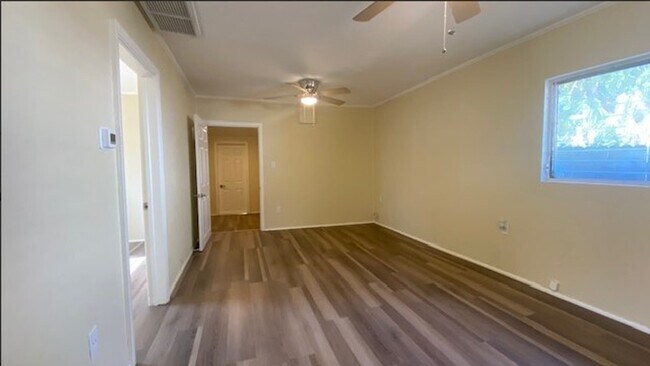 Foto del edificio - Remodeled 2 Bedroom 1 Bath Home, Fenced Pr...