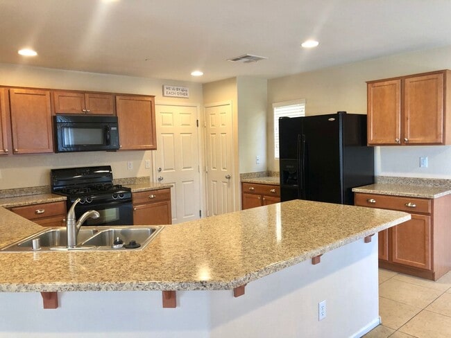 Building Photo - Beautiful  3Bed/3Bath home with a Loft nes...