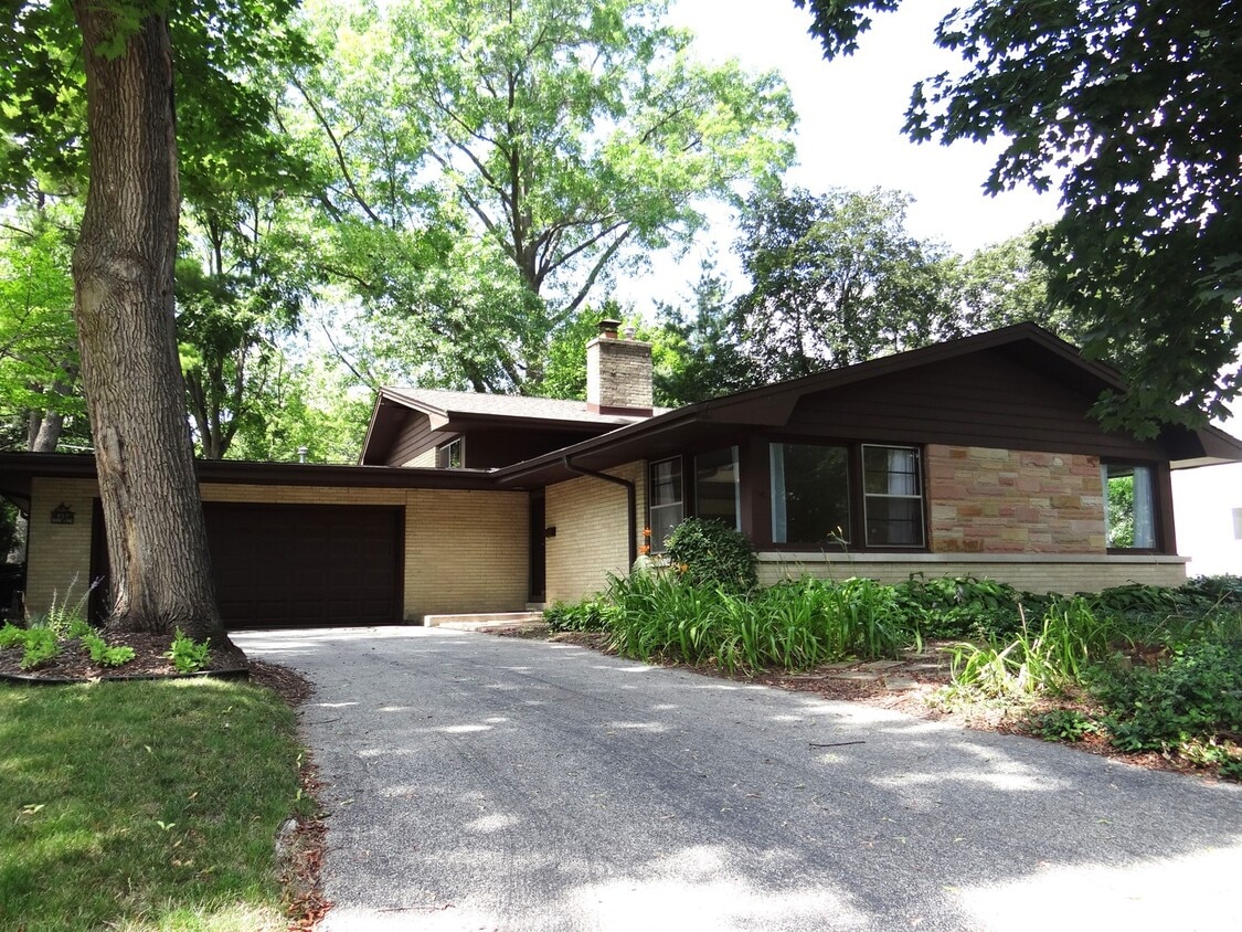 827 Diane Ln, Naperville, IL 60540 House Rental in Naperville, IL