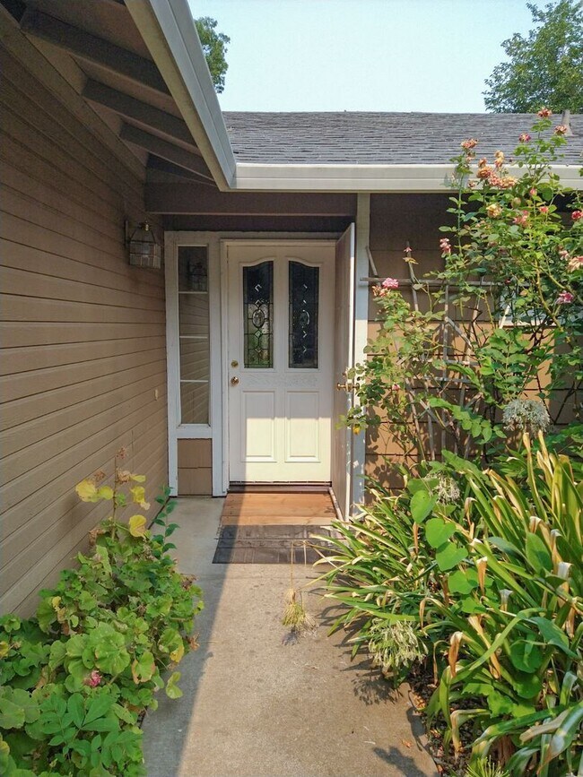 Building Photo - Four Bedroom Chico Home with 6 Month or 12...
