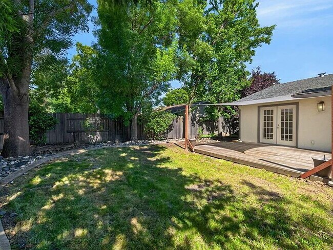 Foto del edificio - 3 bedroom 2 bath in Dry Creek School District.