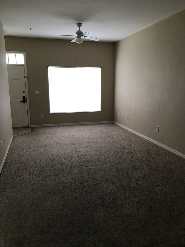 Building Photo - 3 bed 2 bath Townhome in Resort Style Comm...