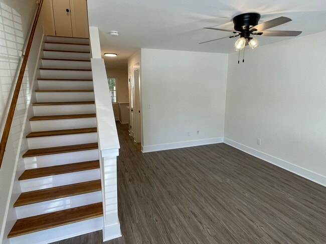 Foto del edificio - Available March 16th. Water included. RENOVATED 2 BR/1.5 BA Townhouse in the Heart of James Island!