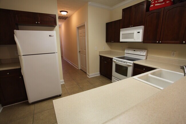 Building Photo - Townhouse Available Now!