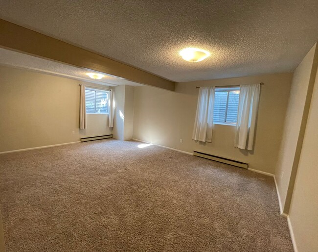 Building Photo - SUN VALLEY 2 BEDROOM, 2 BATHROOM TOWNHOUSE