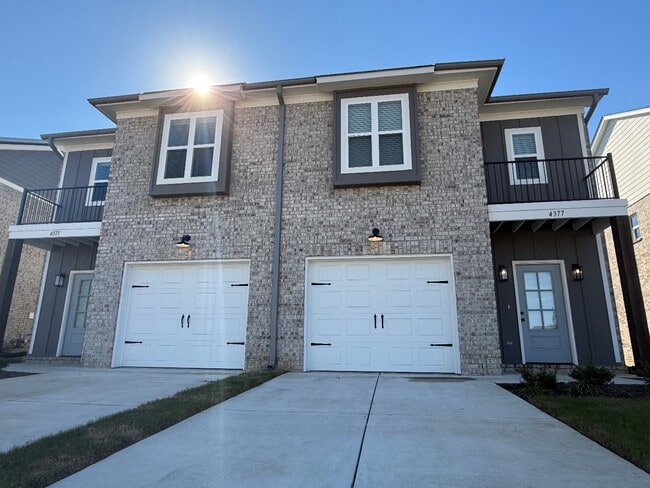 Building Photo - 4360 Ravenwood Park W