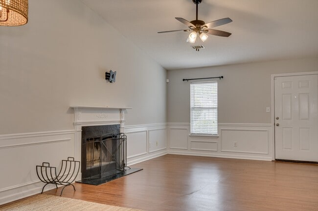 Foto del edificio - 2019 Hopetown Dr