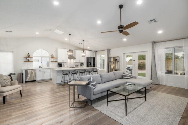 Foto del edificio - 2562 E Lynwood St