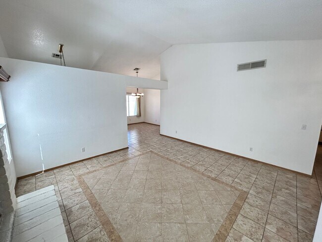 Building Photo - *SINGLE STORY 2 BEDROOM HOME*