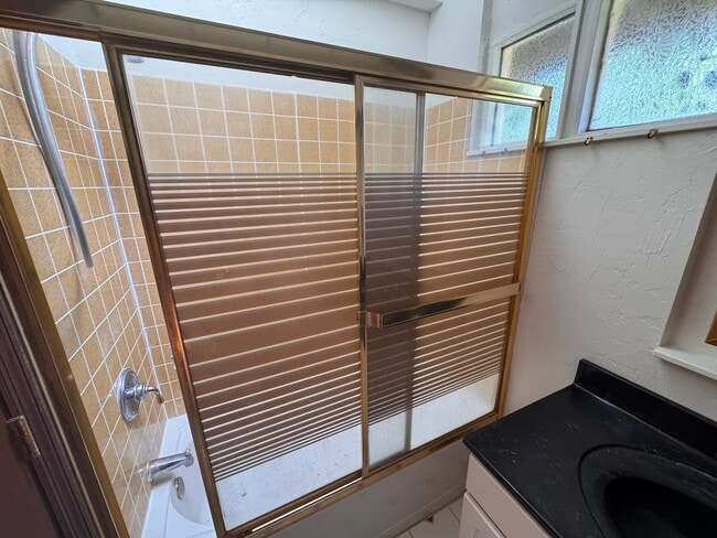 Foto del edificio - 2 Bed 1 Bath Apartment in Golfview