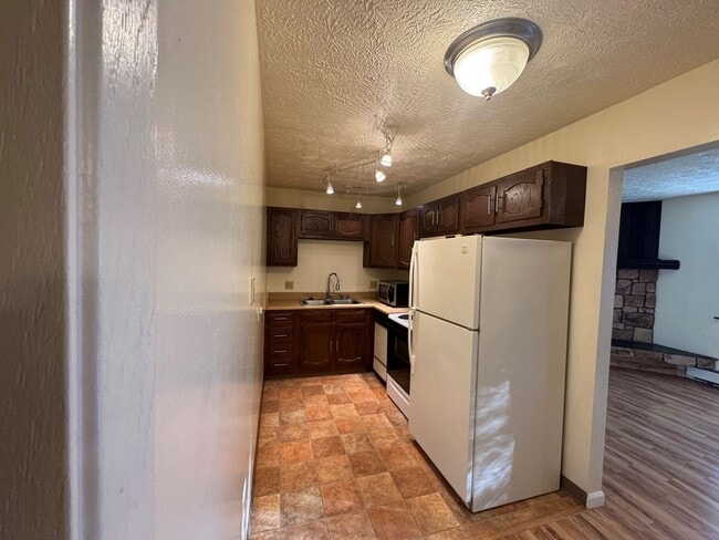 Building Photo - 2104 Roosevelt Dr